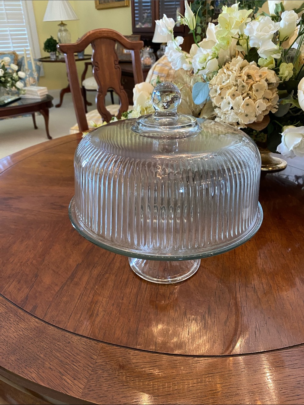 Like New , Clear Glass Ribbed Cake Stand with Lid - Elegant Home Dining Display